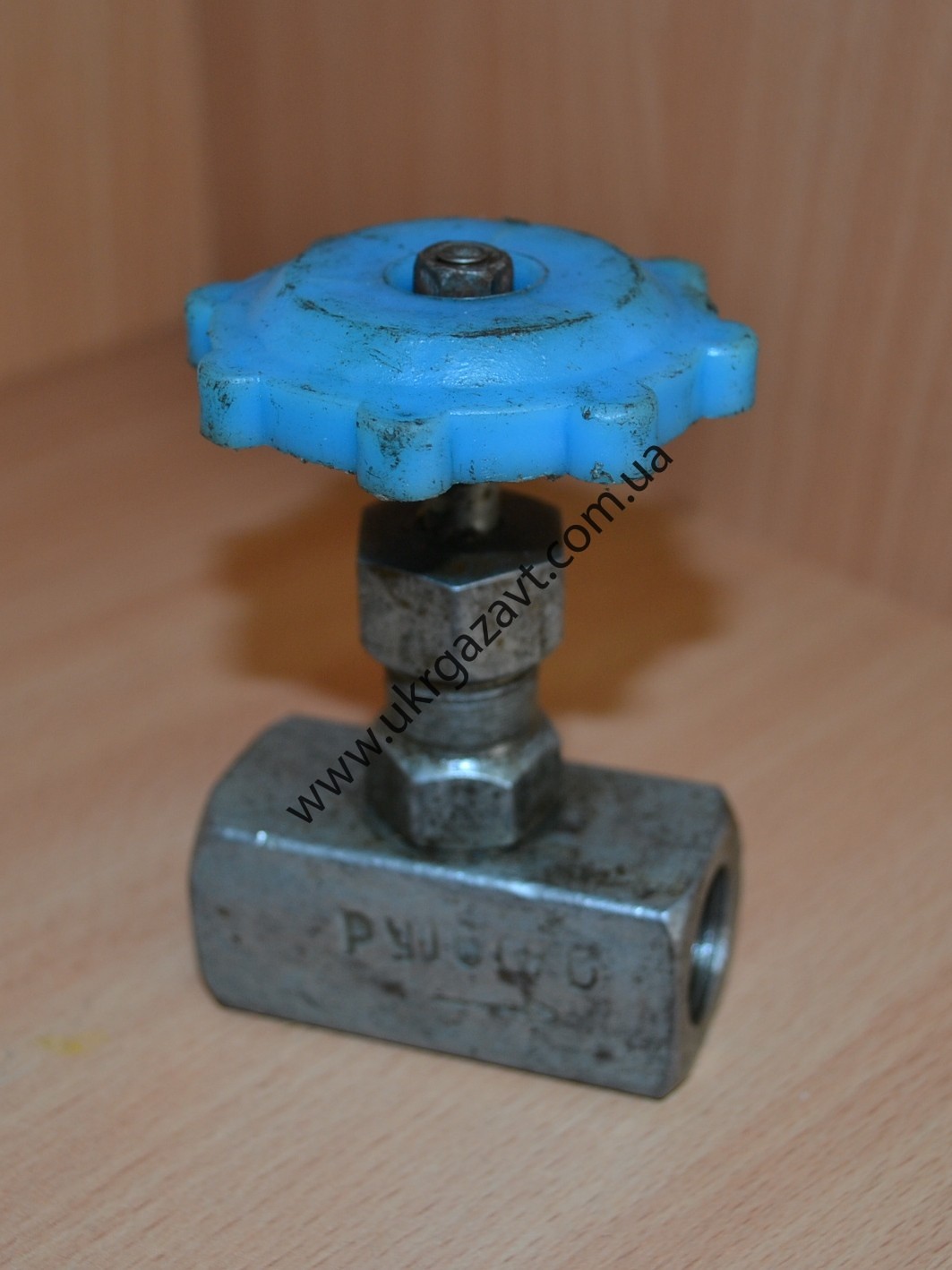 Клапан запорный с электромагнитным приводом и электромагнитной защелкой ...